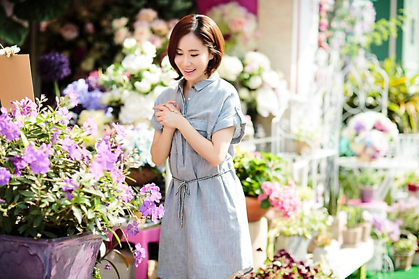 포토 JPG 주간 우먼라이프 여자 꽃 여유 한명 서기 미소 상반신 성인 야외 앞모습 30대 쇼핑 한국인 꽃집 여자만 성인여자한명만 국내포토 자연요소 식물 1 라이프스타일 감정 뷰포인트 모션 표정 사람 동양인 장년 상점 여자한명만 성인여자만 파일형식