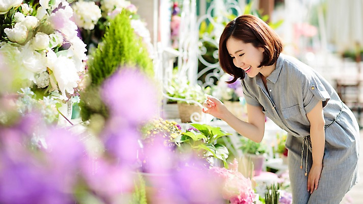 포토 JPG 주간 우먼라이프 여자 꽃 여유 한명 서기 미소 상반신 성인 야외 옆모습 30대 쇼핑 한국인 꽃집 여자만 성인여자한명만 국내포토 자연요소 식물 1 라이프스타일 감정 뷰포인트 모션 표정 사람 동양인 장년 상점 여자한명만 성인여자만 파일형식