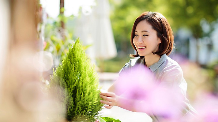 포토 JPG 주간 우먼라이프 여자 꽃 여유 한명 서기 미소 상반신 성인 야외 옆모습 30대 쇼핑 한국인 꽃집 여자만 성인여자한명만 국내포토 자연요소 식물 1 라이프스타일 감정 뷰포인트 모션 표정 사람 동양인 장년 상점 여자한명만 성인여자만 파일형식