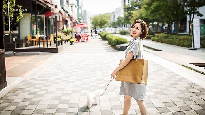 포토 JPG 주간 우먼라이프 여자 여유 거리 한명 서기 미소 상반신 성인 야외 뒷모습 30대 쇼핑 쇼핑백 산책 한국인 뒤돌아보기 강아지 반려 여자만 성인여자한명만 펫팸족 국내포토 자연요소 1 라이프스타일 감정 뷰포인트 가방 모션 휴식 표정 사람 동양인 장년 반려동물 개 신조어 여자한명만 성인여자만 파일형식