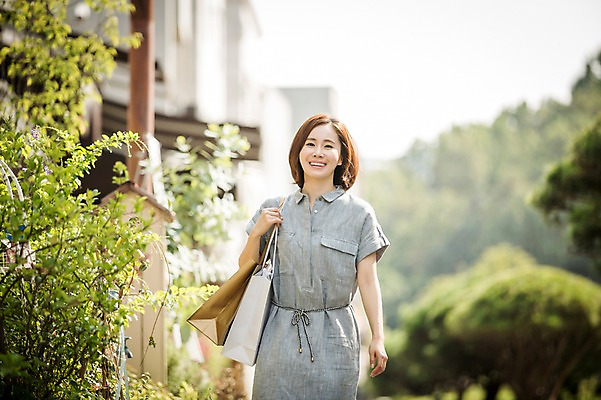 포토 JPG 주간 우먼라이프 여자 여유 거리 한명 미소 들기 상반신 성인 야외 앞모습 30대 쇼핑 쇼핑백 걷기 한국인 여자만 성인여자한명만 국내포토 자연요소 1 라이프스타일 감정 뷰포인트 가방 모션 표정 사람 동양인 장년 여자한명만 성인여자만 파일형식