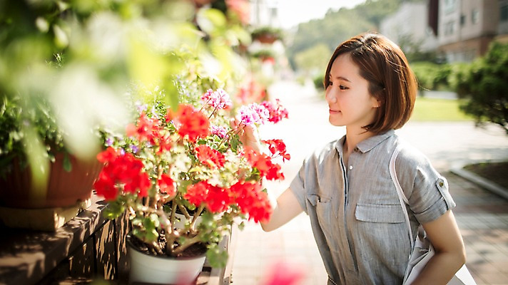 포토 JPG 주간 우먼라이프 여자 꽃 여유 거리 한명 서기 상반신 성인 야외 옆모습 30대 쇼핑 한국인 여자만 성인여자한명만 국내포토 자연요소 식물 1 라이프스타일 감정 뷰포인트 모션 사람 동양인 장년 여자한명만 성인여자만 파일형식