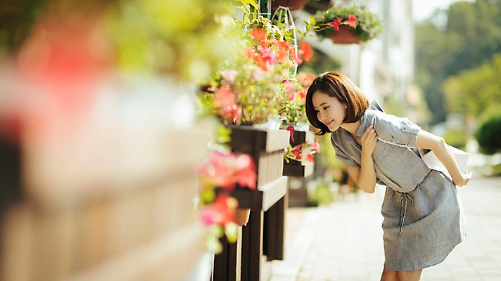 포토 JPG 주간 우먼라이프 여자 꽃 여유 거리 한명 서기 미소 상반신 성인 야외 옆모습 30대 쇼핑 한국인 여자만 성인여자한명만 국내포토 자연요소 식물 1 라이프스타일 감정 뷰포인트 모션 표정 사람 동양인 장년 여자한명만 성인여자만 파일형식