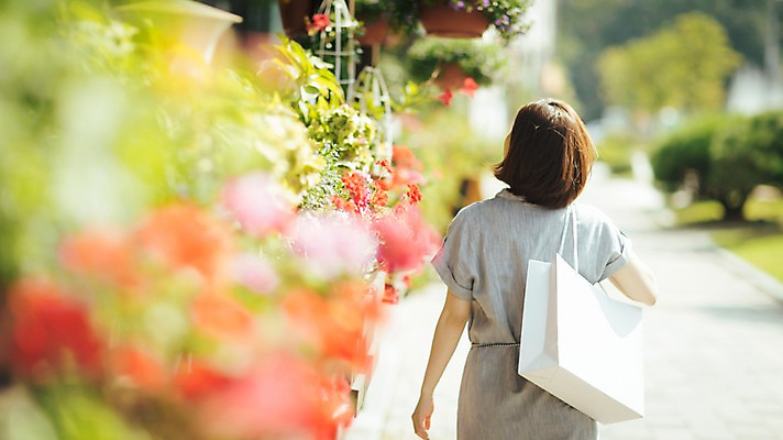 포토 JPG 주간 우먼라이프 여자 꽃 여유 거리 한명 들기 상반신 성인 야외 뒷모습 30대 쇼핑 쇼핑백 걷기 한국인 여자만 성인여자한명만 국내포토 자연요소 식물 1 라이프스타일 감정 뷰포인트 가방 모션 사람 동양인 장년 여자한명만 성인여자만 파일형식