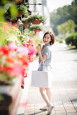 포토 JPG 주간 전신 우먼라이프 여자 꽃 여유 거리 한명 서기 미소 들기 성인 야외 옆모습 30대 쇼핑 쇼핑백 한국인 여자만 성인여자한명만 국내포토 자연요소 식물 1 라이프스타일 감정 뷰포인트 가방 모션 표정 사람 동양인 장년 여자한명만 성인여자만 파일형식