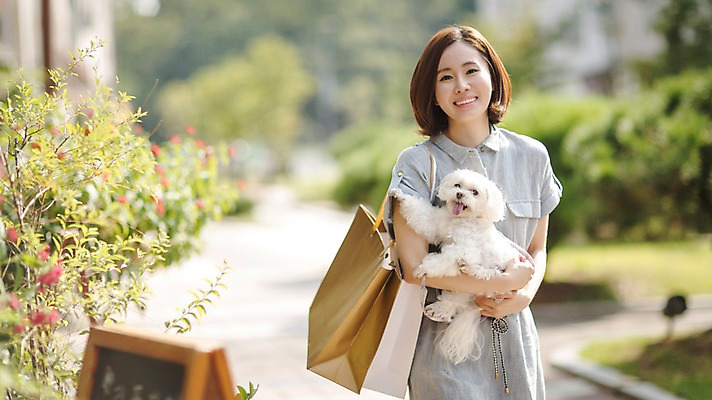 포토 JPG 주간 한마리 우먼라이프 여자 여유 거리 한명 서기 미소 상반신 성인 야외 앞모습 30대 쇼핑 쇼핑백 산책 한국인 강아지 반려 여자만 성인여자한명만 펫팸족 국내포토 자연요소 1 라이프스타일 감정 뷰포인트 가방 모션 휴식 표정 사람 동양인 장년 반려동물 개 신조어 여자한명만 성인여자만 파일형식