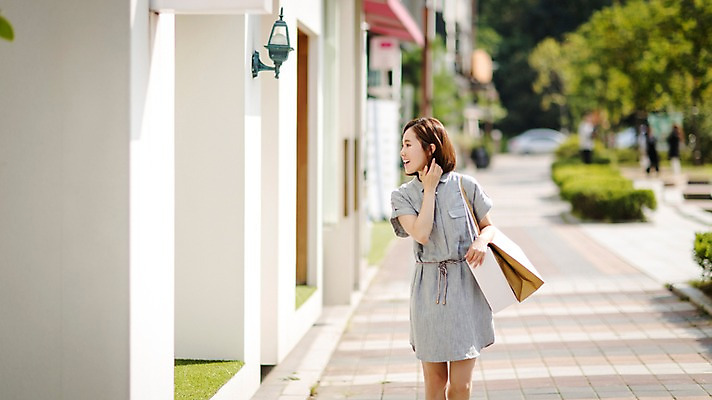 포토 JPG 주간 우먼라이프 여자 여유 거리 한명 들기 상반신 성인 야외 앞모습 30대 쇼핑 쇼핑백 걷기 한국인 여자만 성인여자한명만 국내포토 자연요소 1 라이프스타일 감정 뷰포인트 가방 모션 사람 동양인 장년 여자한명만 성인여자만 파일형식