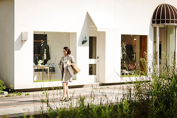 포토 JPG 주간 전신 우먼라이프 여자 여유 거리 한명 들기 성인 야외 옆모습 30대 쇼핑 쇼핑백 걷기 한국인 여자만 성인여자한명만 국내포토 자연요소 1 라이프스타일 감정 뷰포인트 가방 모션 사람 동양인 장년 여자한명만 성인여자만 파일형식