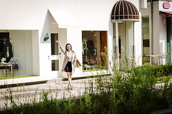 포토 JPG 주간 전신 우먼라이프 여자 여유 한명 서기 들기 성인 야외 앞모습 30대 쇼핑 쇼핑백 한국인 손인사 여자만 성인여자한명만 국내포토 자연요소 1 라이프스타일 감정 뷰포인트 가방 모션 사람 동양인 장년 인사 여자한명만 성인여자만 파일형식