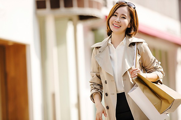 포토 JPG 주간 우먼라이프 여자 여유 거리 한명 미소 들기 상반신 성인 야외 앞모습 30대 쇼핑 선글라스 한국인 여자만 성인여자한명만 국내포토 자연요소 1 라이프스타일 감정 안경 뷰포인트 모션 표정 사람 동양인 장년 여자한명만 성인여자만 파일형식