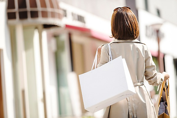 포토 JPG 주간 우먼라이프 여자 여유 거리 한명 서기 들기 성인 야외 뒷모습 30대 쇼핑 쇼핑백 한국인 여자만 성인여자한명만 국내포토 자연요소 1 라이프스타일 감정 뷰포인트 가방 모션 사람 동양인 장년 여자한명만 성인여자만 파일형식