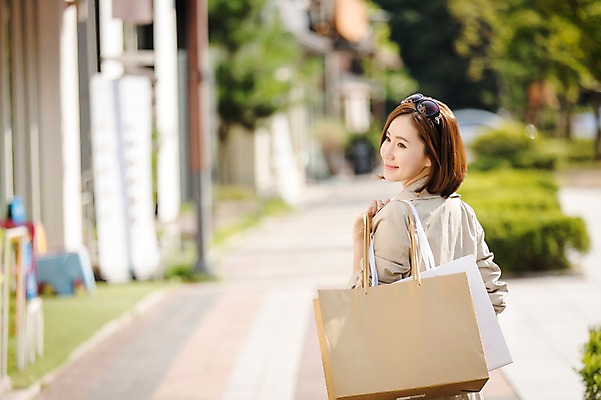 포토 JPG 주간 우먼라이프 여자 여유 거리 한명 미소 들기 상반신 성인 야외 뒷모습 30대 쇼핑 선글라스 쇼핑백 한국인 뒤돌아보기 여자만 성인여자한명만 국내포토 자연요소 1 라이프스타일 감정 안경 뷰포인트 가방 모션 표정 사람 동양인 장년 여자한명만 성인여자만 파일형식