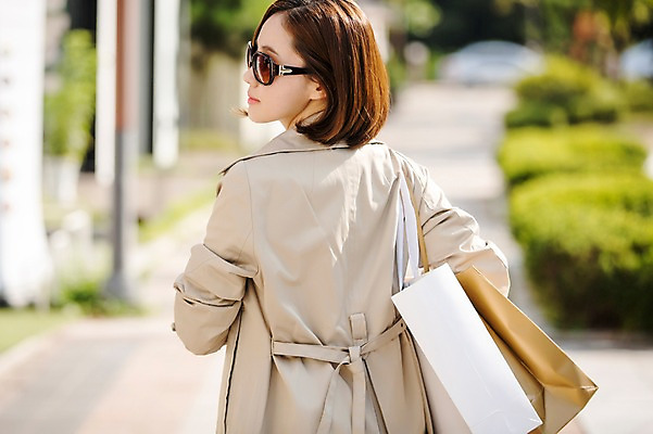 포토 JPG 주간 우먼라이프 여자 여유 거리 한명 서기 들기 상반신 성인 야외 뒷모습 30대 쇼핑 선글라스 쇼핑백 한국인 뒤돌아보기 여자만 성인여자한명만 국내포토 자연요소 1 라이프스타일 감정 안경 뷰포인트 가방 모션 사람 동양인 장년 여자한명만 성인여자만 파일형식