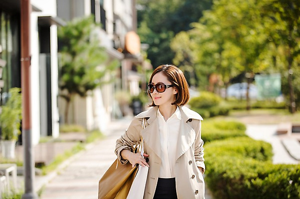 포토 JPG 주간 우먼라이프 여자 여유 거리 한명 서기 미소 들기 상반신 성인 야외 앞모습 30대 쇼핑 선글라스 쇼핑백 한국인 여자만 성인여자한명만 국내포토 자연요소 1 라이프스타일 감정 안경 뷰포인트 가방 모션 표정 사람 동양인 장년 여자한명만 성인여자만 파일형식