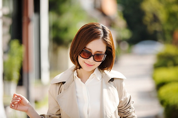 포토 JPG 주간 우먼라이프 여자 여유 거리 한명 서기 상반신 성인 야외 앞모습 30대 쇼핑 선글라스 한국인 여자만 성인여자한명만 국내포토 자연요소 1 라이프스타일 감정 안경 뷰포인트 모션 사람 동양인 장년 여자한명만 성인여자만 파일형식