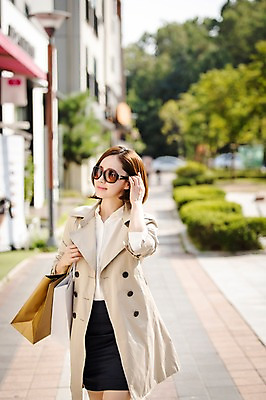 포토 JPG 주간 우먼라이프 여자 여유 거리 한명 서기 들기 상반신 성인 야외 앞모습 30대 쇼핑 선글라스 쇼핑백 한국인 여자만 성인여자한명만 국내포토 자연요소 1 라이프스타일 감정 안경 뷰포인트 가방 모션 사람 동양인 장년 여자한명만 성인여자만 파일형식