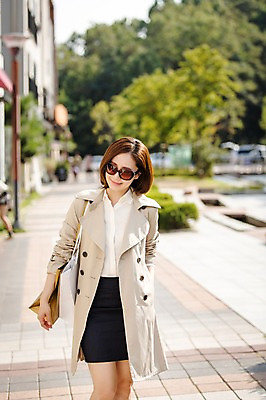 포토 JPG 주간 우먼라이프 여자 여유 거리 한명 들기 상반신 성인 야외 앞모습 30대 쇼핑 선글라스 쇼핑백 걷기 한국인 여자만 성인여자한명만 국내포토 자연요소 1 라이프스타일 감정 안경 뷰포인트 가방 모션 사람 동양인 장년 여자한명만 성인여자만 파일형식