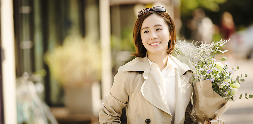 포토 JPG 주간 우먼라이프 여자 여유 꽃다발 거리 한명 서기 미소 들기 상반신 성인 야외 앞모습 30대 쇼핑 선글라스 한국인 여자만 성인여자한명만 국내포토 자연요소 1 라이프스타일 꽃 감정 안경 뷰포인트 모션 표정 사람 동양인 장년 여자한명만 성인여자만 파일형식