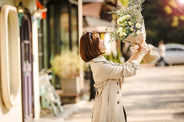 포토 JPG 주간 우먼라이프 여자 여유 꽃다발 거리 한명 서기 미소 들기 상반신 성인 야외 옆모습 30대 쇼핑 한국인 여자만 성인여자한명만 국내포토 자연요소 1 라이프스타일 꽃 감정 뷰포인트 모션 표정 사람 동양인 장년 여자한명만 성인여자만 파일형식