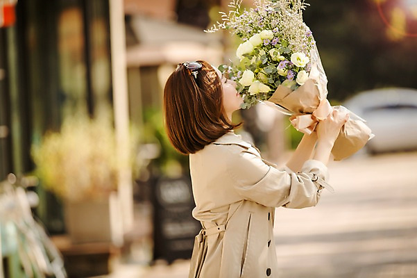 포토 JPG 주간 우먼라이프 여자 여유 꽃다발 거리 한명 서기 들기 상반신 성인 야외 옆모습 30대 쇼핑 한국인 여자만 성인여자한명만 국내포토 자연요소 1 라이프스타일 꽃 감정 뷰포인트 모션 사람 동양인 장년 여자한명만 성인여자만 파일형식