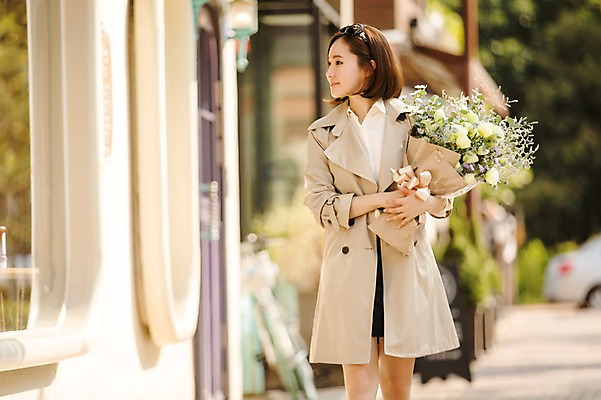 포토 JPG 주간 우먼라이프 여자 여유 꽃다발 거리 한명 들기 상반신 성인 야외 앞모습 30대 쇼핑 선글라스 걷기 한국인 여자만 성인여자한명만 국내포토 자연요소 1 라이프스타일 꽃 감정 안경 뷰포인트 모션 사람 동양인 장년 여자한명만 성인여자만 파일형식