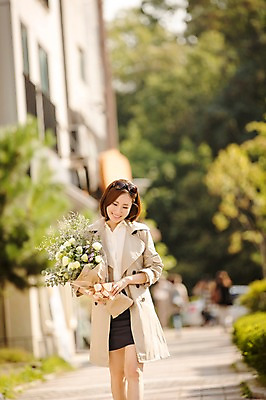 포토 JPG 주간 우먼라이프 여자 여유 꽃다발 거리 한명 미소 들기 상반신 성인 야외 앞모습 30대 쇼핑 선글라스 걷기 한국인 여자만 성인여자한명만 국내포토 자연요소 1 라이프스타일 꽃 감정 안경 뷰포인트 모션 표정 사람 동양인 장년 여자한명만 성인여자만 파일형식