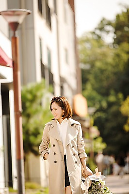 포토 JPG 주간 우먼라이프 여자 여유 꽃다발 거리 한명 미소 들기 상반신 성인 야외 앞모습 30대 쇼핑 선글라스 한국인 여자만 성인여자한명만 국내포토 자연요소 1 라이프스타일 꽃 감정 안경 뷰포인트 모션 표정 사람 동양인 장년 여자한명만 성인여자만 파일형식