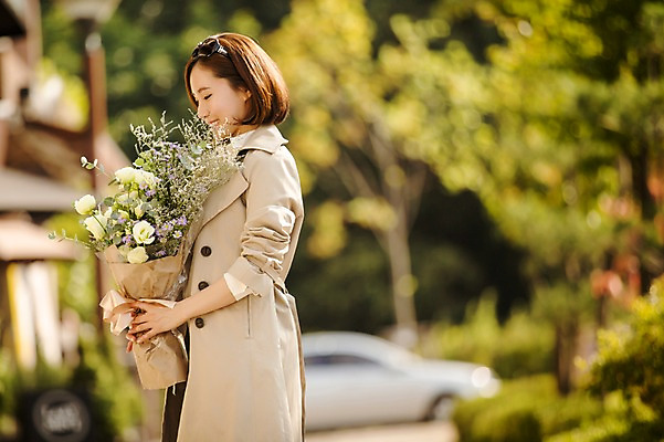 포토 JPG 주간 우먼라이프 여자 여유 꽃다발 거리 한명 서기 들기 상반신 성인 야외 옆모습 30대 쇼핑 한국인 여자만 성인여자한명만 국내포토 자연요소 1 라이프스타일 꽃 감정 뷰포인트 모션 사람 동양인 장년 여자한명만 성인여자만 파일형식