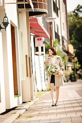 포토 JPG 주간 전신 우먼라이프 여자 여유 꽃다발 거리 한명 들기 성인 야외 앞모습 30대 쇼핑 걷기 한국인 여자만 성인여자한명만 국내포토 자연요소 1 라이프스타일 꽃 감정 뷰포인트 모션 사람 동양인 장년 여자한명만 성인여자만 파일형식