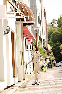 포토 JPG 주간 전신 우먼라이프 여자 여유 꽃다발 거리 한명 서기 들기 성인 야외 옆모습 30대 쇼핑 한국인 여자만 성인여자한명만 국내포토 자연요소 1 라이프스타일 꽃 감정 뷰포인트 모션 사람 동양인 장년 여자한명만 성인여자만 파일형식