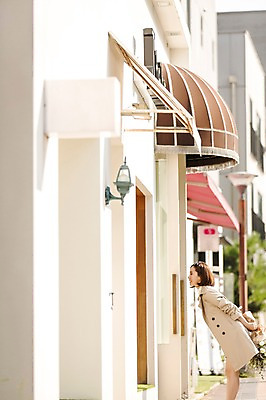 포토 JPG 주간 우먼라이프 여자 여유 꽃다발 거리 한명 서기 들기 상반신 성인 야외 옆모습 30대 쇼핑 한국인 여자만 성인여자한명만 국내포토 자연요소 1 라이프스타일 꽃 감정 뷰포인트 모션 사람 동양인 장년 여자한명만 성인여자만 파일형식