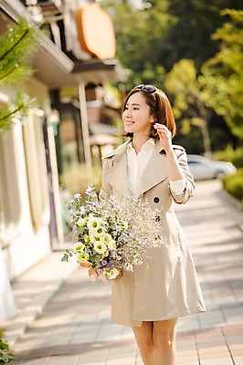 포토 JPG 주간 우먼라이프 여자 여유 꽃다발 거리 한명 미소 들기 상반신 성인 야외 앞모습 30대 쇼핑 선글라스 한국인 여자만 성인여자한명만 국내포토 자연요소 1 라이프스타일 꽃 감정 안경 뷰포인트 모션 표정 사람 동양인 장년 여자한명만 성인여자만 파일형식