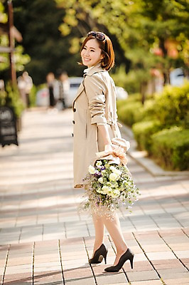 포토 JPG 주간 전신 우먼라이프 여자 여유 꽃다발 거리 한명 미소 들기 성인 야외 옆모습 30대 쇼핑 걷기 한국인 여자만 성인여자한명만 국내포토 자연요소 1 라이프스타일 꽃 감정 뷰포인트 모션 표정 사람 동양인 장년 여자한명만 성인여자만 파일형식