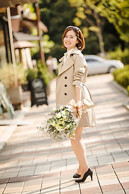 포토 JPG 주간 전신 우먼라이프 여자 여유 꽃다발 거리 한명 서기 미소 들기 성인 야외 옆모습 30대 쇼핑 한국인 여자만 성인여자한명만 국내포토 자연요소 1 라이프스타일 꽃 감정 뷰포인트 모션 표정 사람 동양인 장년 여자한명만 성인여자만 파일형식