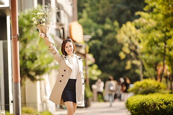 포토 JPG 주간 우먼라이프 여자 여유 꽃다발 거리 한명 서기 미소 들기 상반신 성인 야외 앞모습 30대 쇼핑 손들기 한국인 여자만 성인여자한명만 국내포토 자연요소 1 라이프스타일 꽃 감정 뷰포인트 모션 표정 사람 동양인 장년 여자한명만 성인여자만 파일형식