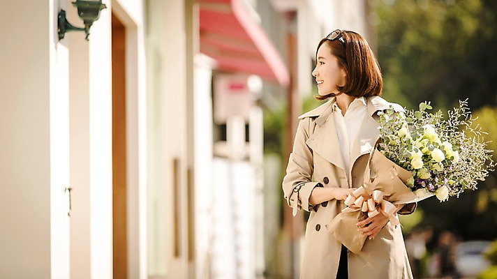 포토 JPG 주간 우먼라이프 여자 여유 꽃다발 거리 한명 서기 미소 들기 상반신 성인 야외 앞모습 30대 쇼핑 한국인 여자만 성인여자한명만 국내포토 자연요소 1 라이프스타일 꽃 감정 뷰포인트 모션 표정 사람 동양인 장년 여자한명만 성인여자만 파일형식