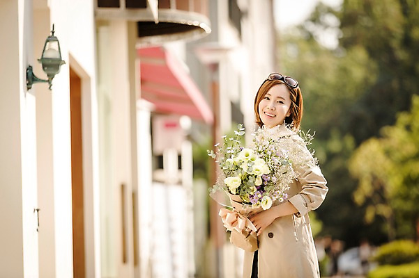 포토 JPG 주간 우먼라이프 여자 여유 꽃다발 거리 한명 서기 미소 들기 상반신 성인 야외 앞모습 30대 쇼핑 한국인 여자만 성인여자한명만 국내포토 자연요소 1 라이프스타일 꽃 감정 뷰포인트 모션 표정 사람 동양인 장년 여자한명만 성인여자만 파일형식