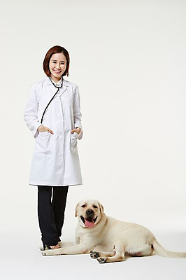 포토 JPG 스튜디오촬영 전신 한마리 우먼라이프 여자 실내 사랑 한명 서기 미소 성인 앞모습 30대 한국인 의사가운 도움 골든리트리버 강아지 보호 동물보호 수의사 반려 여자만 성인여자한명만 펫팸족 국내포토 1 라이프스타일 감정 뷰포인트 컨셉 모션 표정 사람 동양인 내부 장년 반려동물 의사 가운 개 리트리버 사회이슈 신조어 여자한명만 성인여자만 파일형식