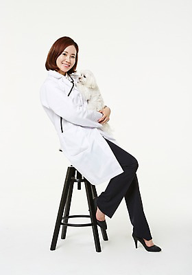 포토 JPG 스튜디오촬영 전신 한마리 우먼라이프 여자 실내 사랑 한명 미소 앉기 성인 옆모습 30대 한국인 의사가운 도움 말티즈 강아지 보호 동물보호 수의사 반려 여자만 성인여자한명만 펫팸족 국내포토 1 라이프스타일 감정 뷰포인트 컨셉 모션 표정 사람 동양인 내부 장년 반려동물 의사 가운 개 사회이슈 신조어 여자한명만 성인여자만 파일형식