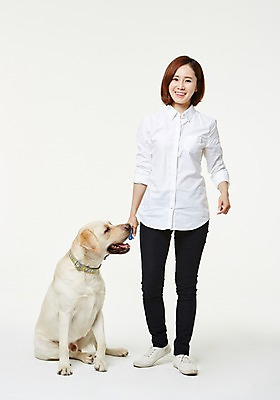 포토 JPG 스튜디오촬영 전신 한마리 우먼라이프 여자 실내 사랑 한명 서기 미소 성인 앞모습 30대 한국인 도움 골든리트리버 강아지 보호 동물보호 수의사 반려 여자만 성인여자한명만 펫팸족 국내포토 1 라이프스타일 감정 뷰포인트 컨셉 모션 표정 사람 동양인 내부 장년 반려동물 의사 개 리트리버 사회이슈 신조어 여자한명만 성인여자만 파일형식