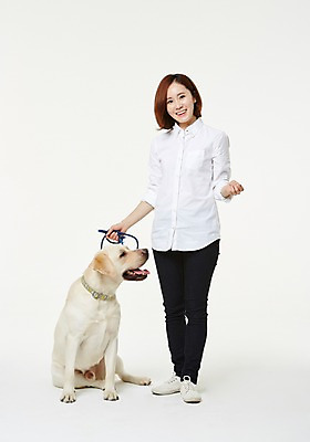 포토 JPG 스튜디오촬영 전신 한마리 우먼라이프 여자 실내 사랑 한명 서기 미소 성인 앞모습 30대 한국인 도움 골든리트리버 강아지 보호 동물보호 수의사 반려 여자만 성인여자한명만 펫팸족 국내포토 1 라이프스타일 감정 뷰포인트 컨셉 모션 표정 사람 동양인 내부 장년 반려동물 의사 개 리트리버 사회이슈 신조어 여자한명만 성인여자만 파일형식
