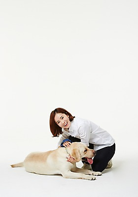 포토 JPG 스튜디오촬영 전신 한마리 우먼라이프 여자 안기 실내 사랑 한명 미소 앉기 성인 옆모습 30대 한국인 도움 골든리트리버 강아지 보호 동물보호 수의사 반려 여자만 성인여자한명만 펫팸족 국내포토 1 라이프스타일 감정 뷰포인트 컨셉 모션 표정 사람 동양인 내부 장년 반려동물 의사 개 리트리버 사회이슈 신조어 여자한명만 성인여자만 파일형식