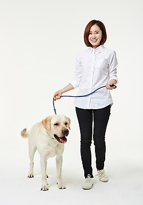 포토 JPG 스튜디오촬영 전신 한마리 우먼라이프 여자 실내 사랑 한명 서기 미소 성인 앞모습 30대 한국인 도움 골든리트리버 강아지 보호 동물보호 목줄 수의사 반려 여자만 성인여자한명만 펫팸족 국내포토 1 라이프스타일 감정 뷰포인트 컨셉 모션 표정 사람 동양인 내부 장년 반려동물 의사 개 리트리버 사회이슈 신조어 여자한명만 성인여자만 파일형식 반려용품