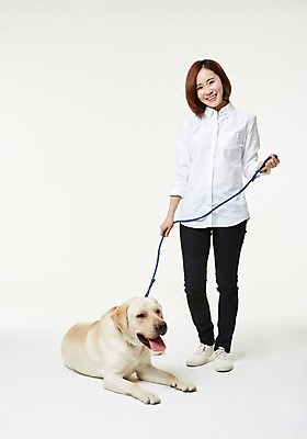 포토 JPG 스튜디오촬영 전신 한마리 우먼라이프 여자 실내 사랑 한명 서기 미소 성인 앞모습 30대 한국인 도움 골든리트리버 강아지 보호 동물보호 목줄 수의사 반려 여자만 성인여자한명만 펫팸족 국내포토 1 라이프스타일 감정 뷰포인트 컨셉 모션 표정 사람 동양인 내부 장년 반려동물 의사 개 리트리버 사회이슈 신조어 여자한명만 성인여자만 파일형식 반려용품