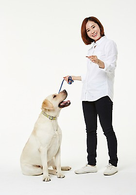 포토 JPG 스튜디오촬영 전신 한마리 우먼라이프 여자 실내 사랑 한명 서기 미소 들기 성인 옆모습 30대 한국인 도움 골든리트리버 강아지 보호 동물보호 수의사 반려 여자만 성인여자한명만 펫팸족 국내포토 1 라이프스타일 감정 뷰포인트 컨셉 모션 표정 사람 동양인 내부 장년 반려동물 의사 개 리트리버 사회이슈 신조어 여자한명만 성인여자만 파일형식