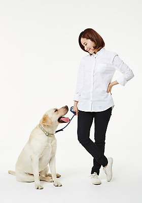 포토 JPG 스튜디오촬영 전신 한마리 우먼라이프 여자 실내 사랑 한명 서기 미소 성인 앞모습 30대 한국인 도움 골든리트리버 강아지 보호 동물보호 수의사 반려 여자만 성인여자한명만 펫팸족 국내포토 1 라이프스타일 감정 뷰포인트 컨셉 모션 표정 사람 동양인 내부 장년 반려동물 의사 개 리트리버 사회이슈 신조어 여자한명만 성인여자만 파일형식