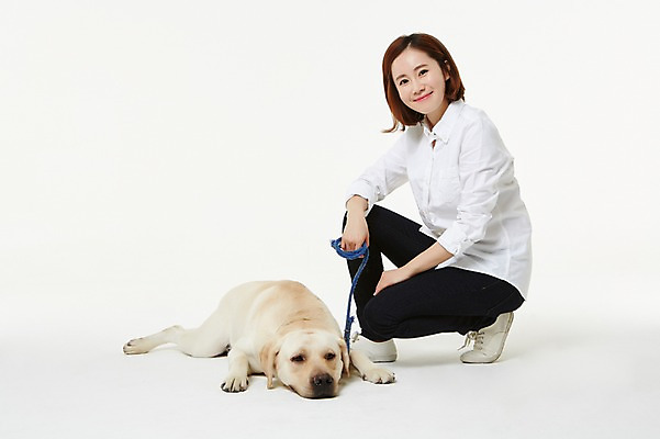 포토 JPG 스튜디오촬영 전신 한마리 우먼라이프 여자 실내 사랑 한명 미소 앉기 성인 옆모습 30대 한국인 도움 골든리트리버 강아지 보호 동물보호 수의사 반려 여자만 성인여자한명만 펫팸족 국내포토 1 라이프스타일 감정 뷰포인트 컨셉 모션 표정 사람 동양인 내부 장년 반려동물 의사 개 리트리버 사회이슈 신조어 여자한명만 성인여자만 파일형식