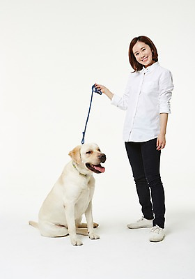 포토 JPG 스튜디오촬영 전신 한마리 우먼라이프 여자 실내 사랑 한명 서기 미소 성인 앞모습 30대 한국인 도움 골든리트리버 강아지 보호 동물보호 수의사 반려 여자만 성인여자한명만 펫팸족 국내포토 1 라이프스타일 감정 뷰포인트 컨셉 모션 표정 사람 동양인 내부 장년 반려동물 의사 개 리트리버 사회이슈 신조어 여자한명만 성인여자만 파일형식