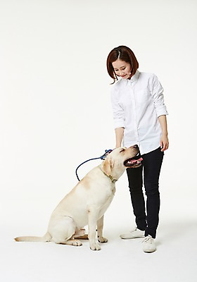 포토 JPG 스튜디오촬영 전신 한마리 우먼라이프 여자 실내 사랑 한명 서기 미소 성인 앞모습 30대 한국인 도움 골든리트리버 강아지 보호 동물보호 수의사 반려 여자만 성인여자한명만 펫팸족 국내포토 1 라이프스타일 감정 뷰포인트 컨셉 모션 표정 사람 동양인 내부 장년 반려동물 의사 개 리트리버 사회이슈 신조어 여자한명만 성인여자만 파일형식