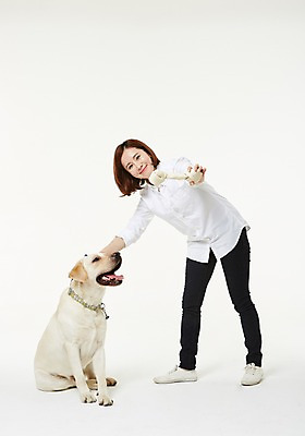 포토 JPG 스튜디오촬영 전신 한마리 우먼라이프 여자 실내 사랑 한명 서기 미소 들기 성인 앞모습 30대 한국인 도움 골든리트리버 강아지 보호 동물보호 수의사 개껌 반려 여자만 성인여자한명만 펫팸족 국내포토 1 라이프스타일 감정 뷰포인트 컨셉 모션 표정 사람 동양인 내부 장년 반려동물 의사 개 리트리버 사회이슈 신조어 여자한명만 성인여자만 파일형식